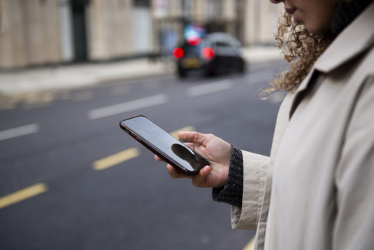 E-ticket affiché sur l’écran d’un smartphone