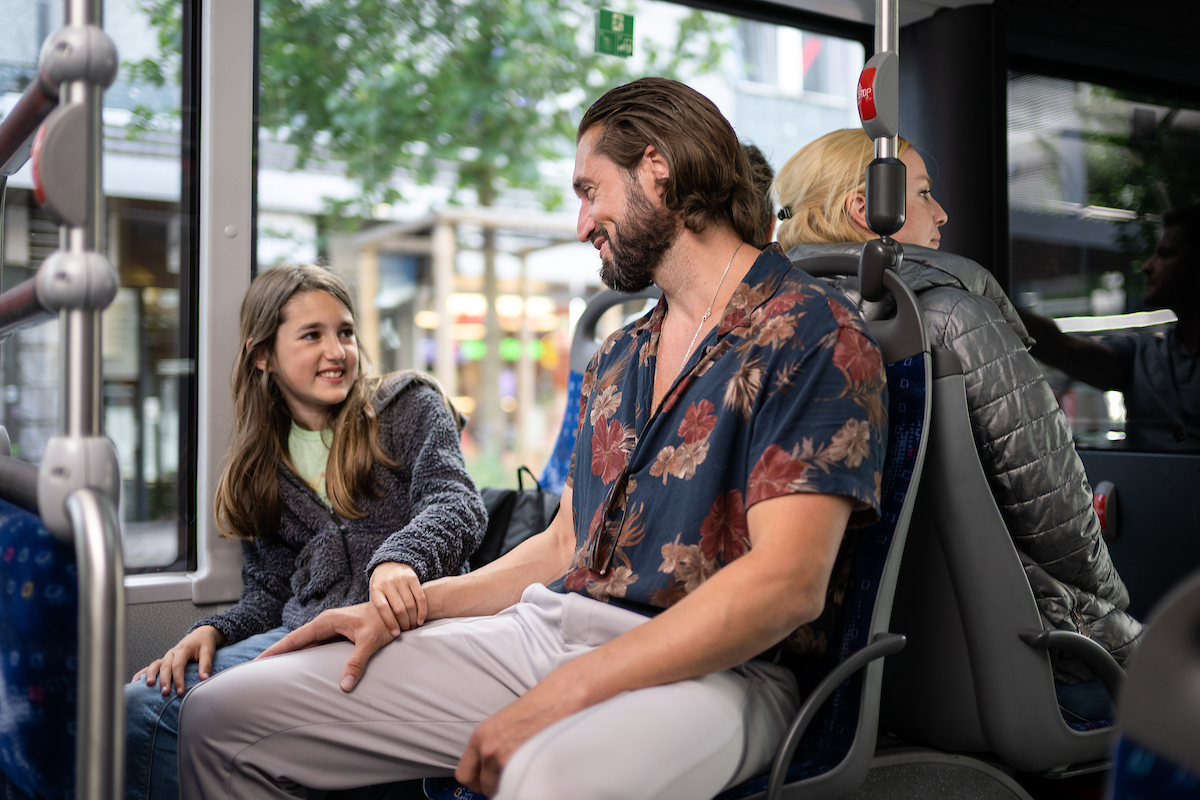 Voyageur présentant son titre de transport
