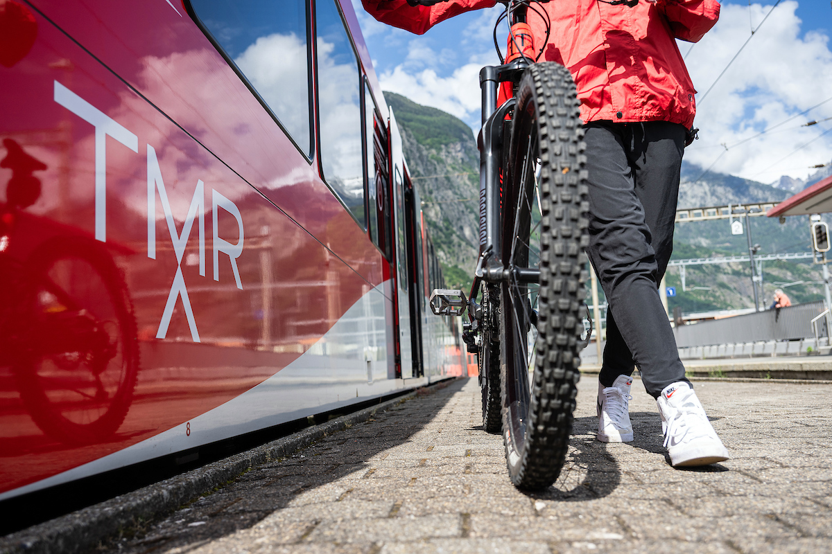 Vélo chargé le long d’un train TMR