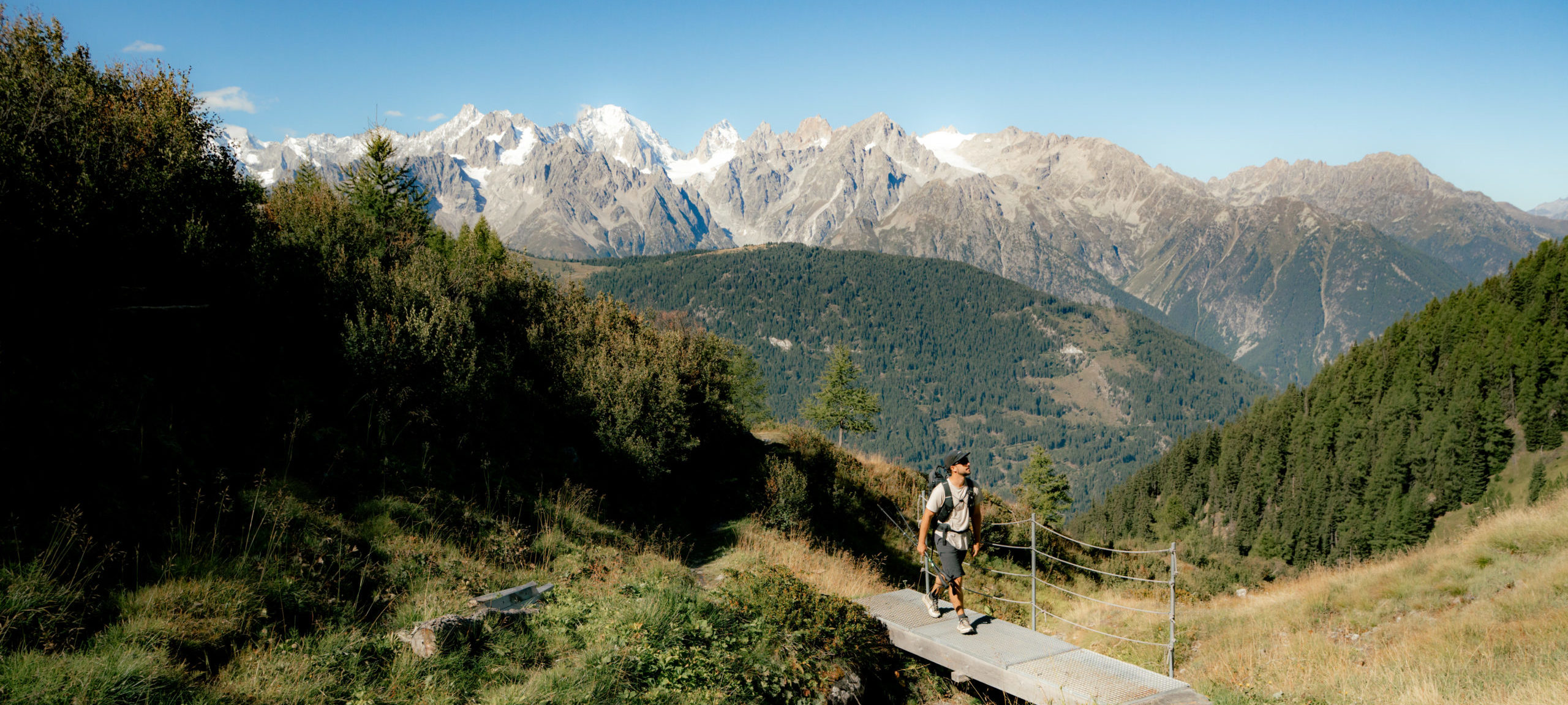 Randonneur sur un sentier de montagne en Valais