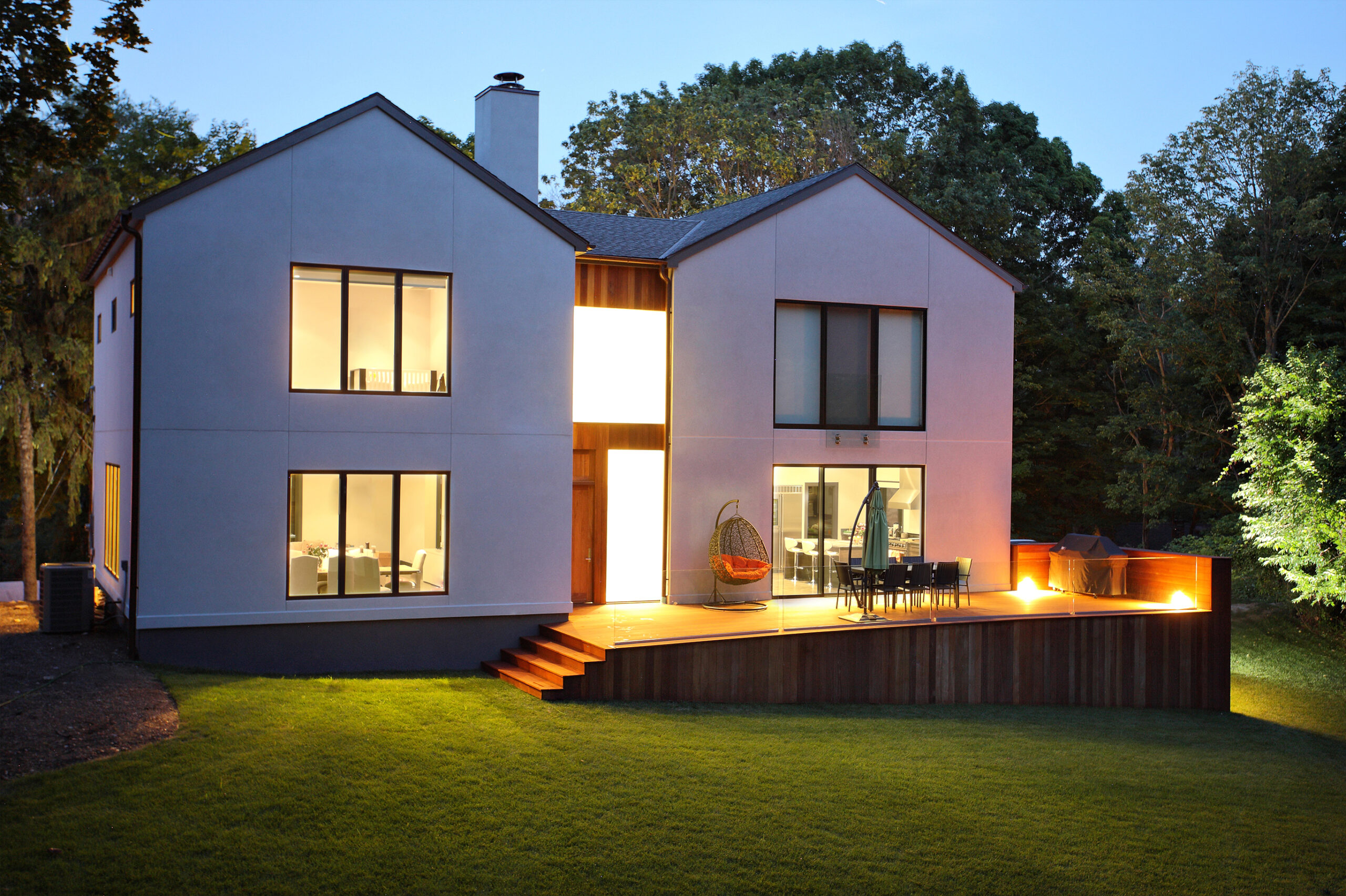 Maison moderne avec jardin au crépuscule