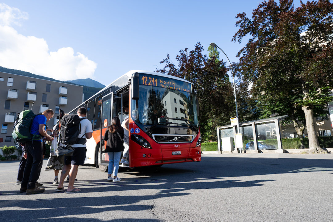 Bus TMR à l'arrêt sur le réseau valaisan