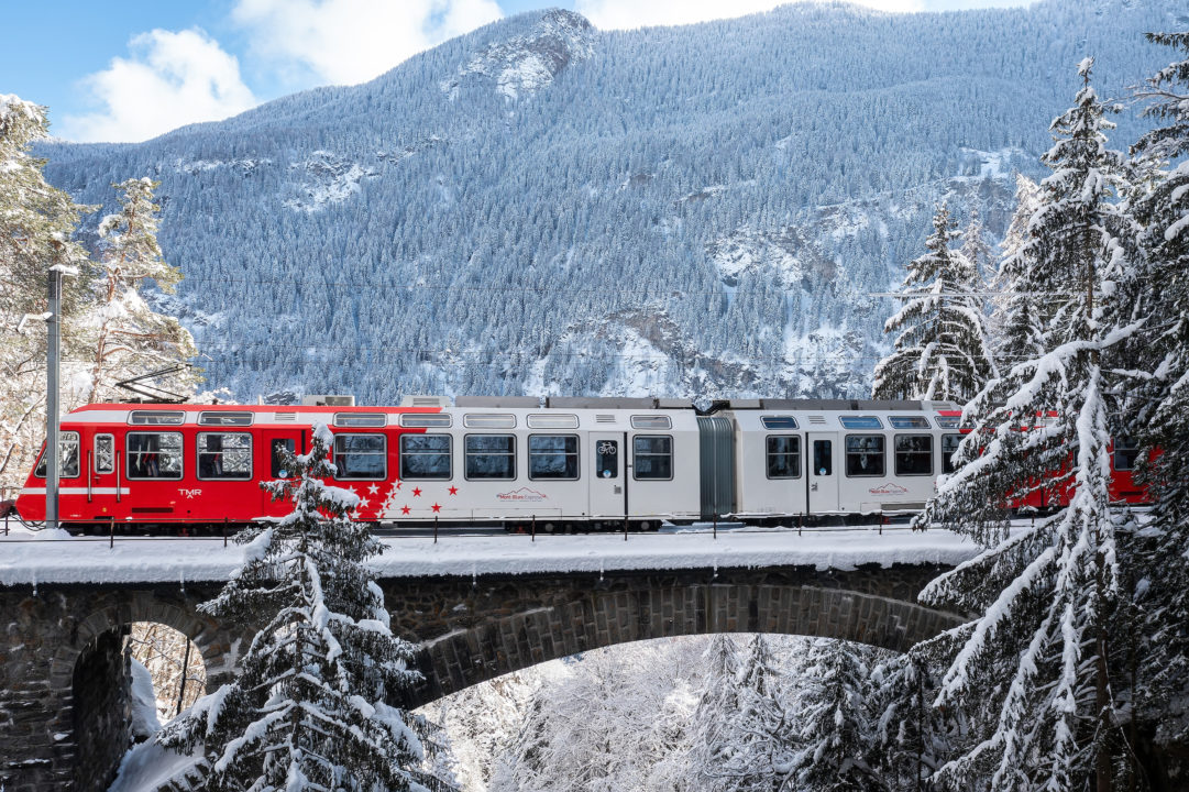 Train du Mont-Blanc Express dans un paysage alpin