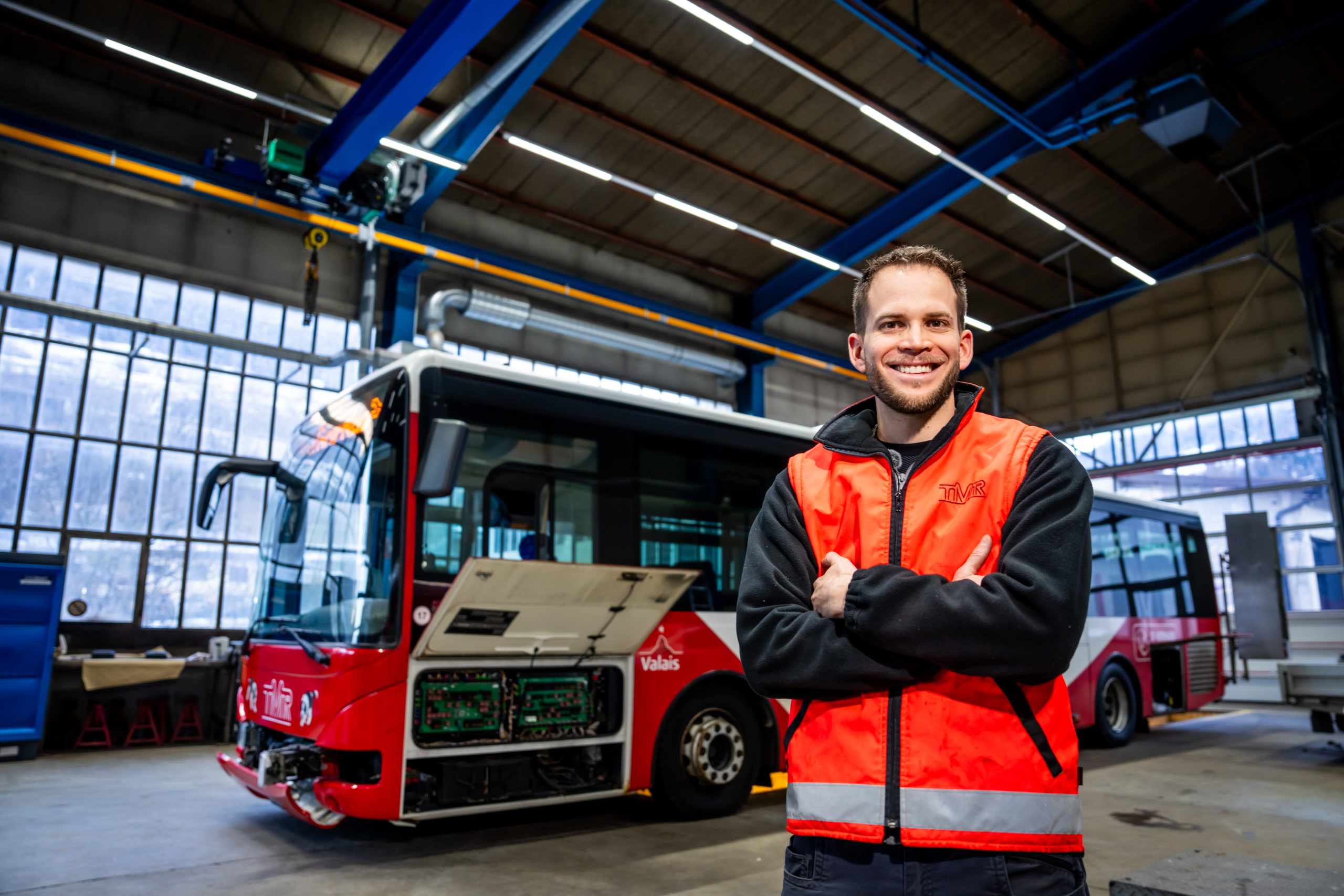 Mécanicien du garage TMR devant un bus dans l'atelier