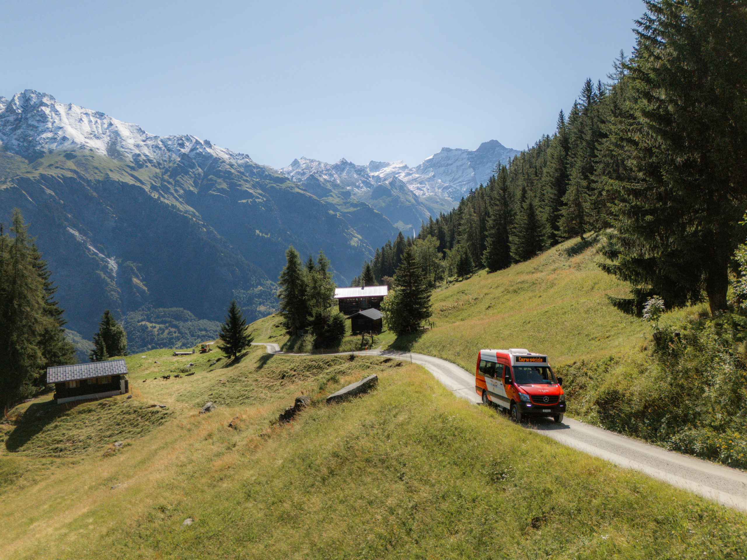 Bus TMR dans la vallée de l'Entremont