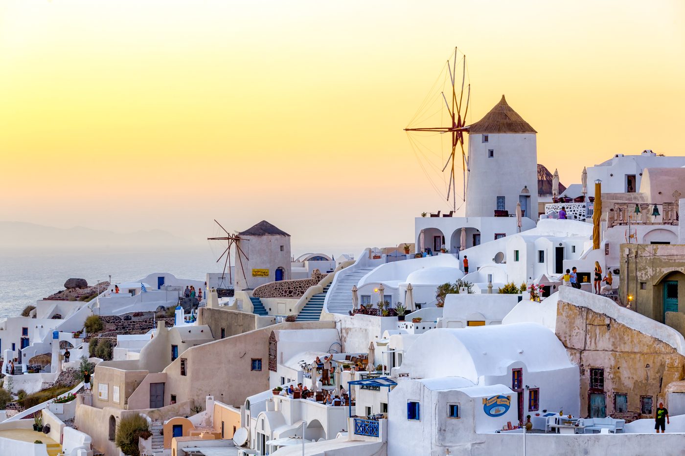 Dorf mit weissen Häusern in Santorin bei Sonnenuntergang