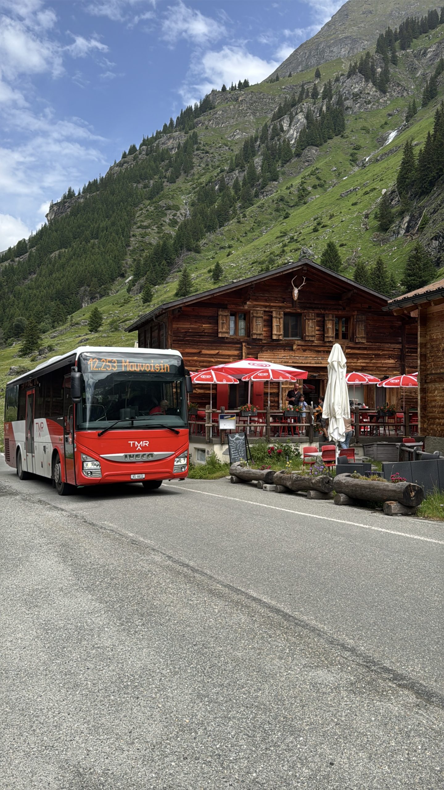 Der Lehrpfad, der zur Staumauer Mauvoisin führt.