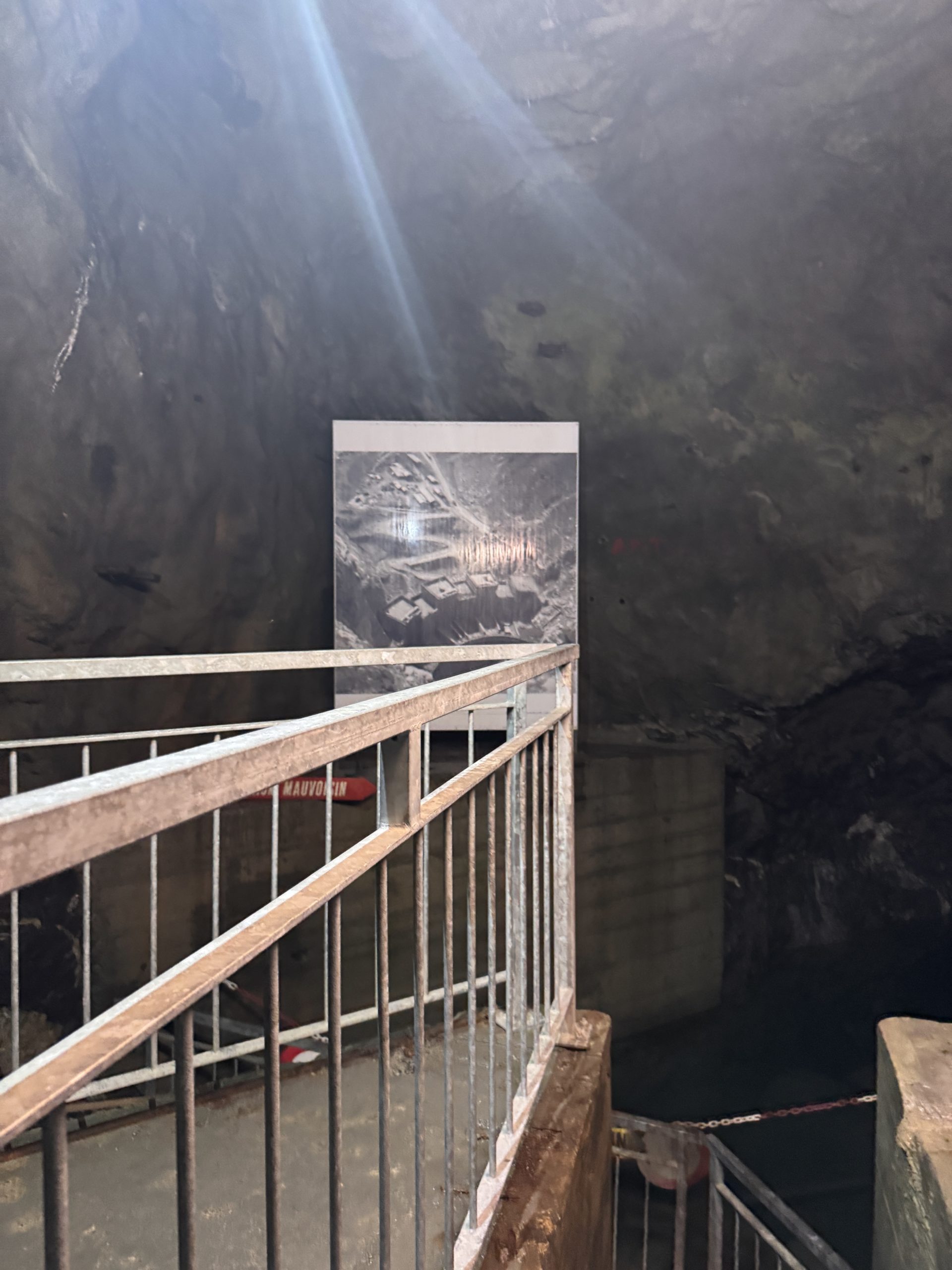 In den Fels gehauener Stollen auf dem Weg zur Staumauer Mauvoisin.