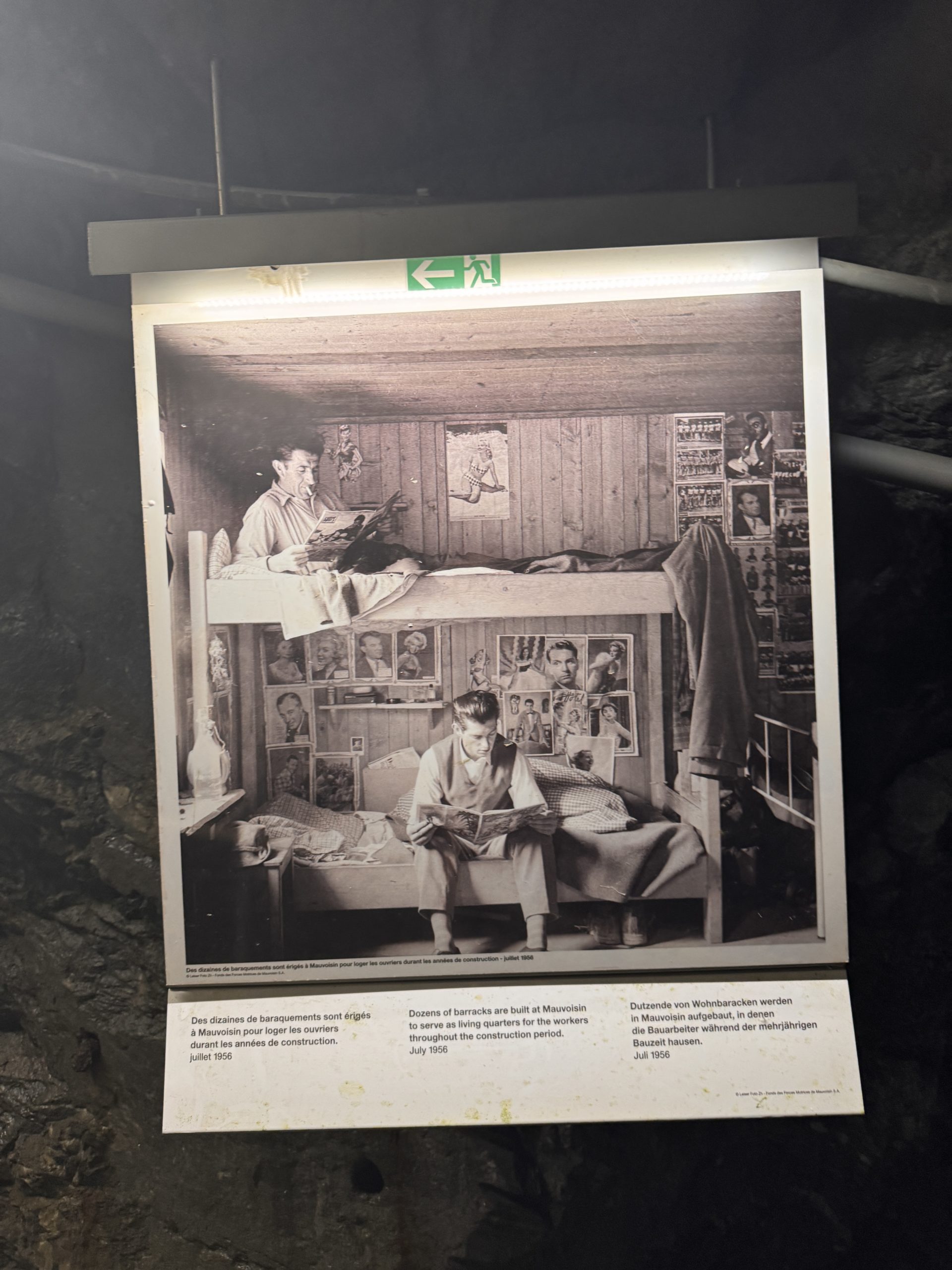 Informationstafel entlang des Lehrpfads zur Staumauer Mauvoisin.