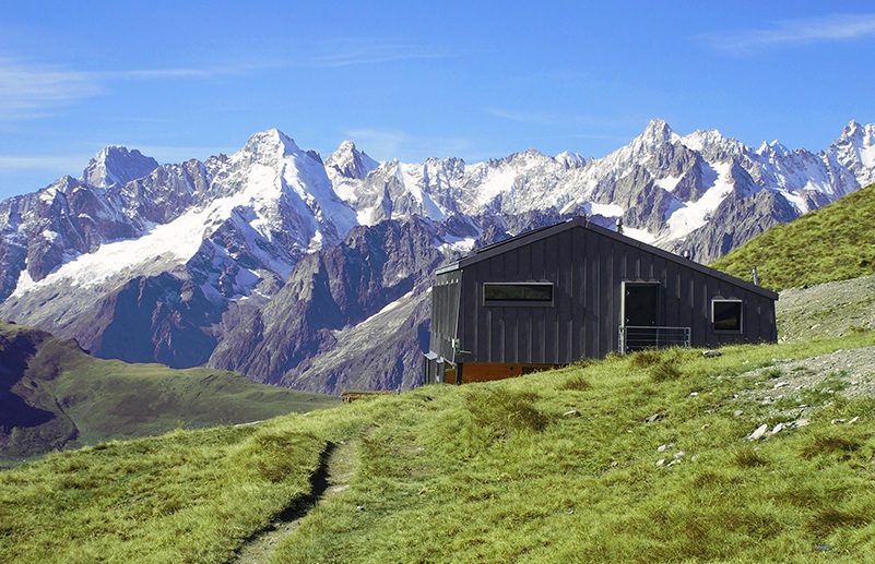 La Cabane de Mille perchée sur son balcon naturel face aux Alpes valaisannes.
