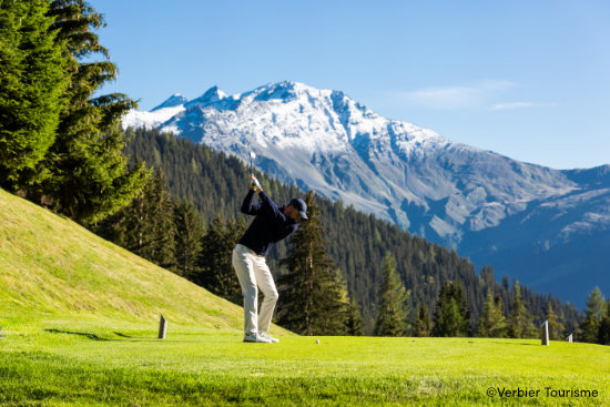 Parcours de golf de Verbier avec vue sur les Alpes.