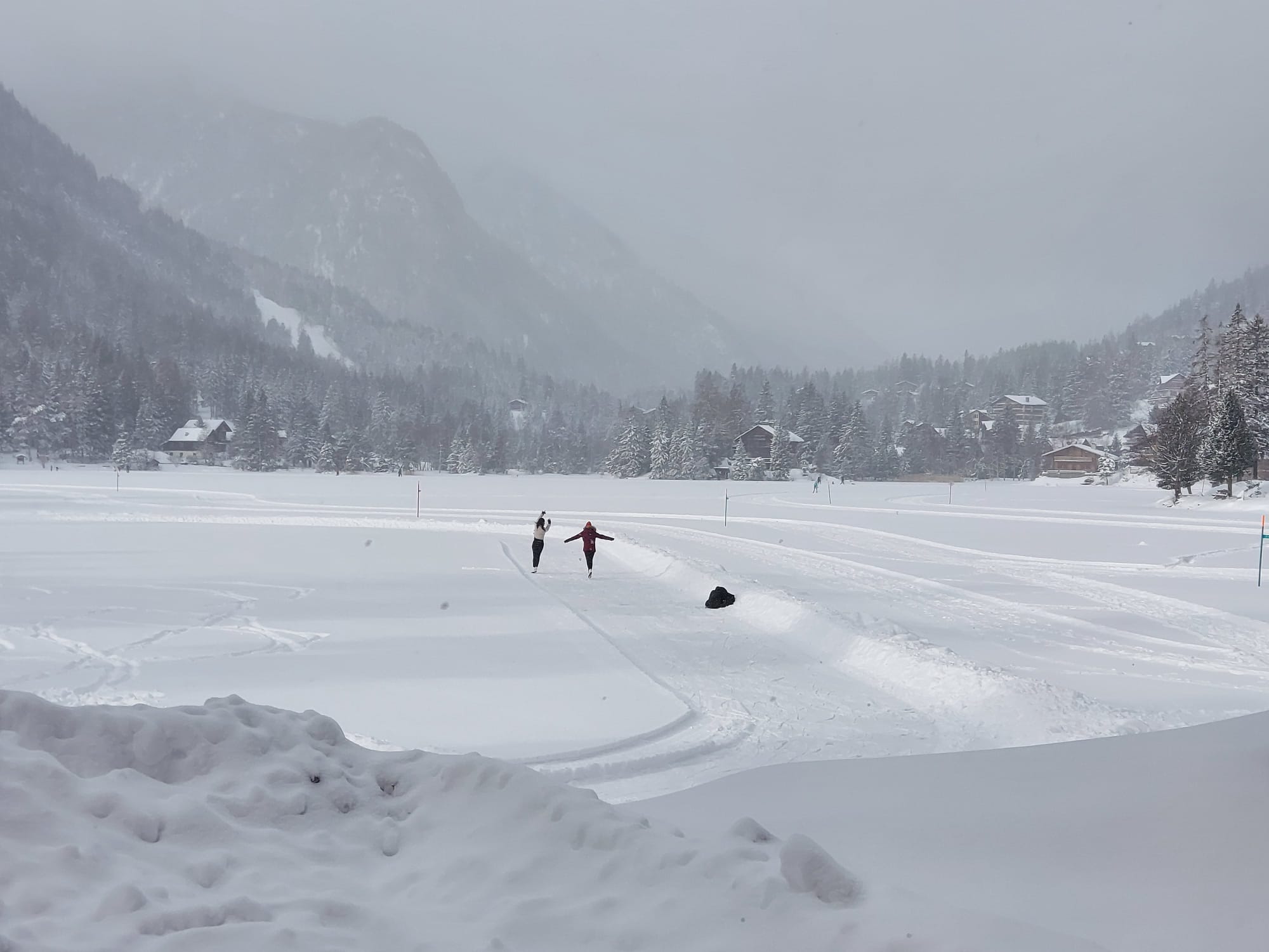 Le lac de Champex gelé en hiver.