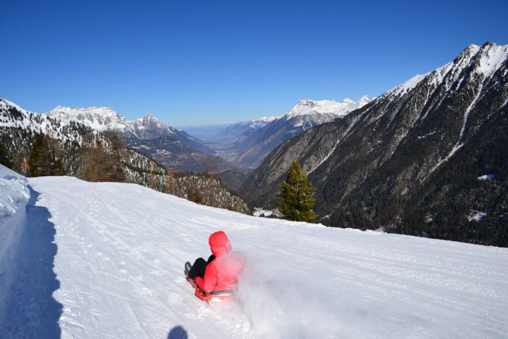 Lugeurs sur la piste de luge de Champex-Lac en hiver.