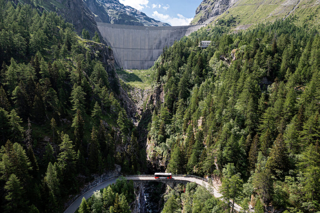 Vue aérienne du barrage de Mauvoisin et de son lac de retenue.