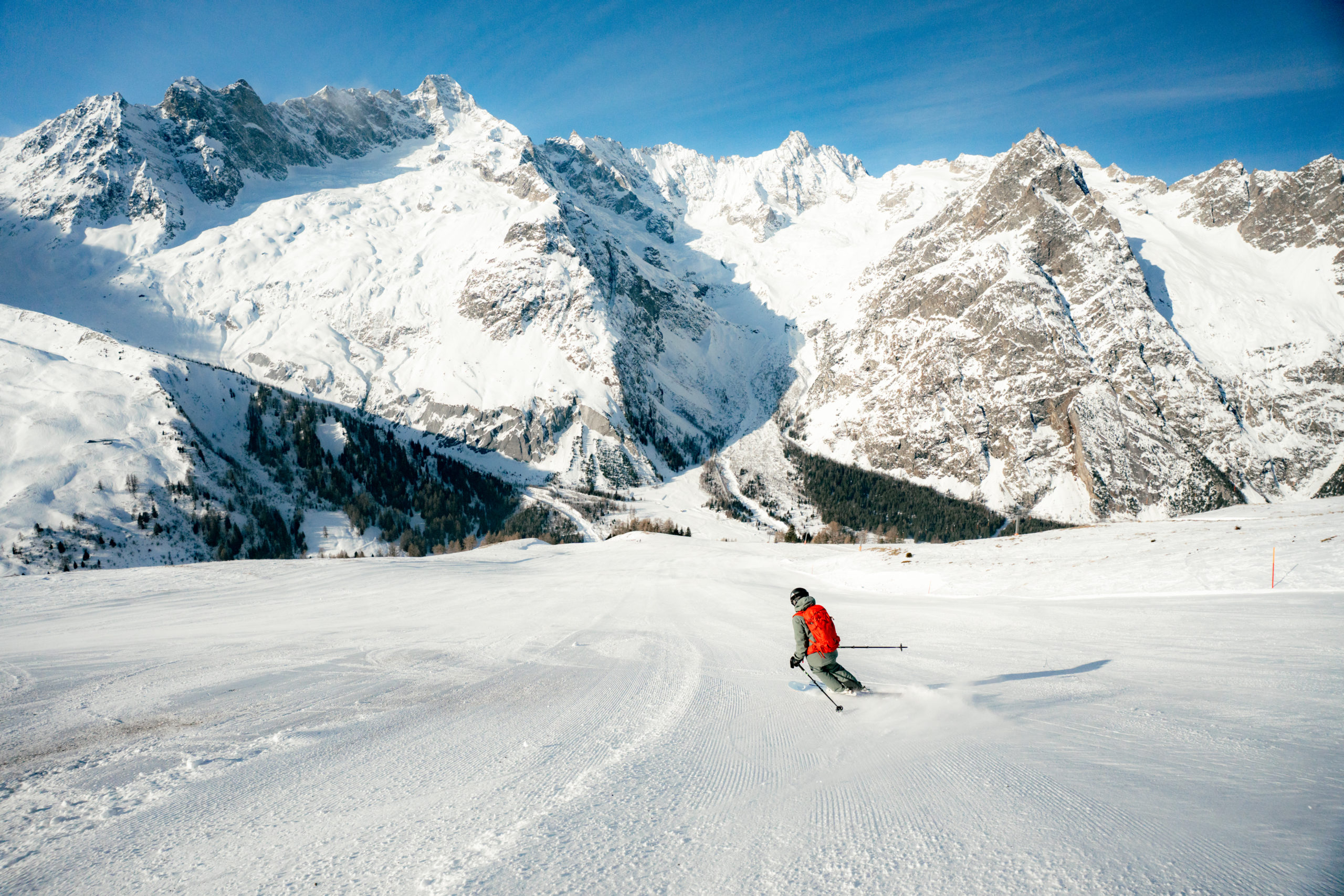 Skieurs sur le domaine skiable de La Fouly, avec vue sur le Val Ferret.