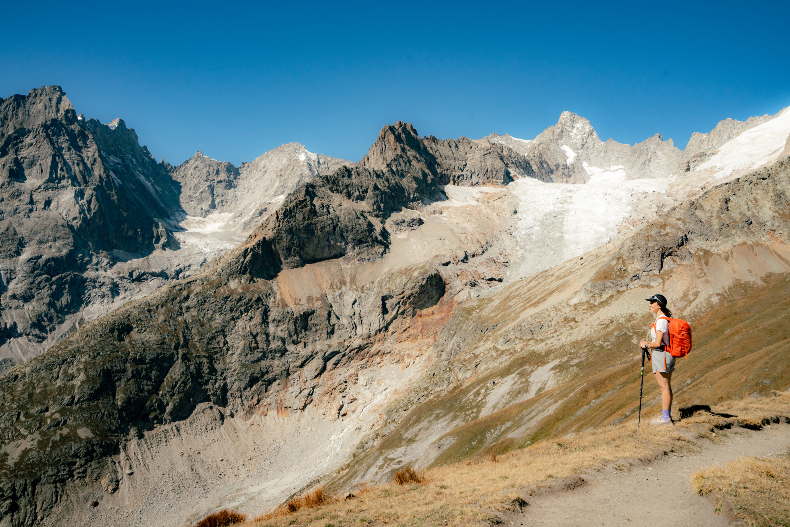 Wanderer auf dem Weg zum Col Ferret an der italienisch-schweizerischen Grenze.