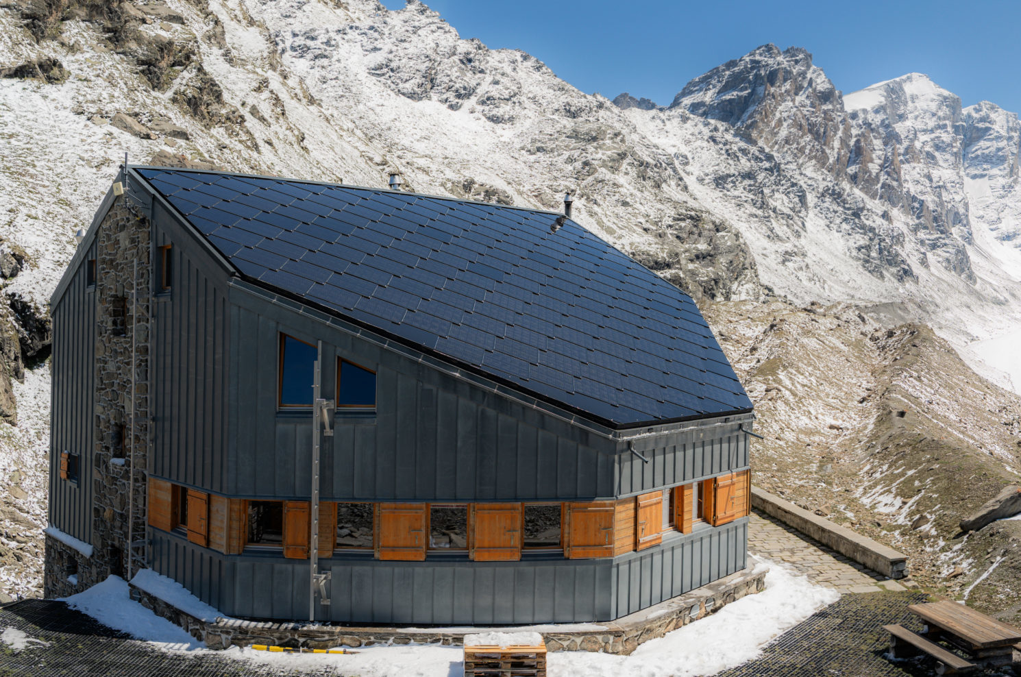 Die Cabane FXB Panossière gegenüber dem Corbassière-Gletscher und dem Grand Combin.
