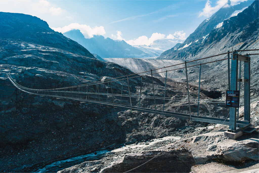 La passerelle suspendue de Corbassière au-dessus de la moraine glaciaire.