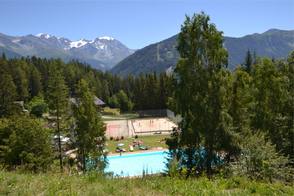 Piscine en plein air de Champex-Lac et ses installations extérieures.