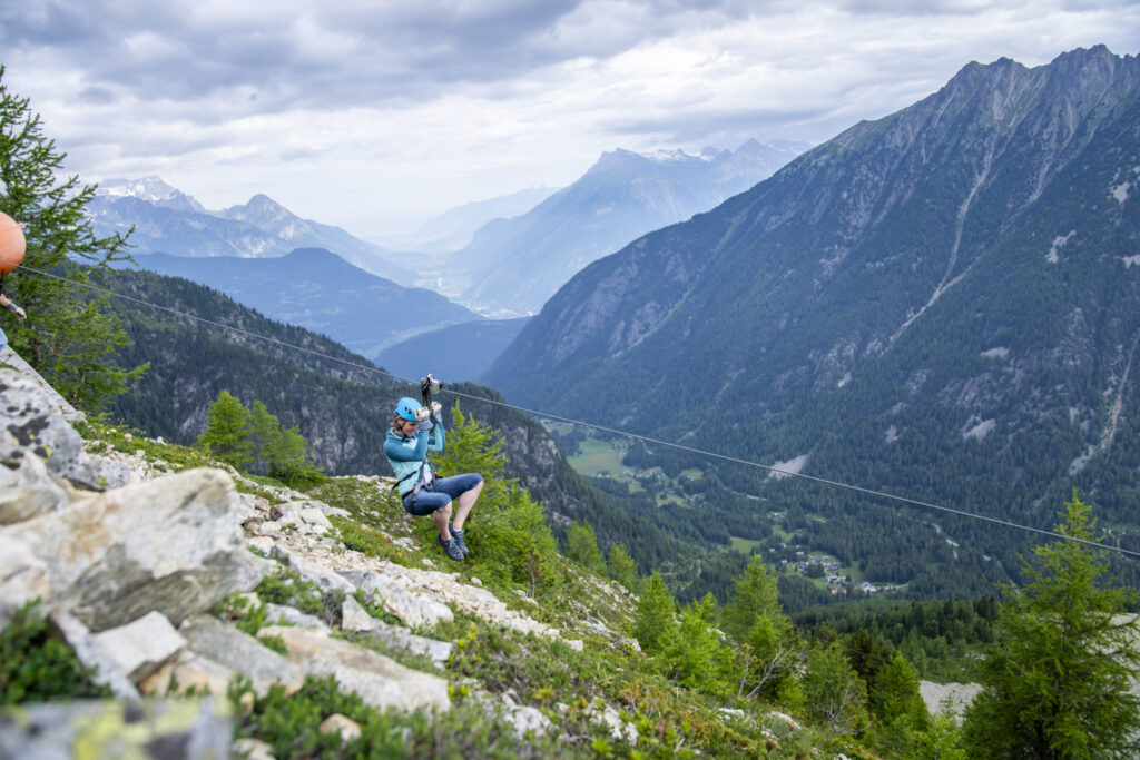 Tyrolienne au sommet de la Breya, au-dessus de Champex-Lac.