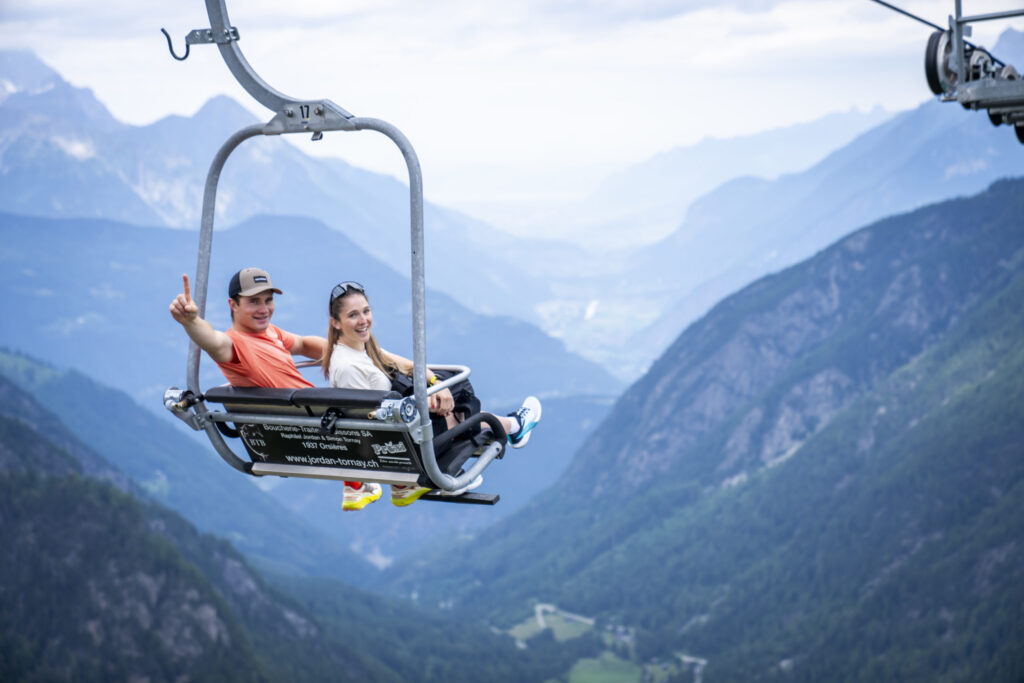 Le télésiège de la Breya au-dessus de Champex-Lac, face aux Alpes valaisannes.