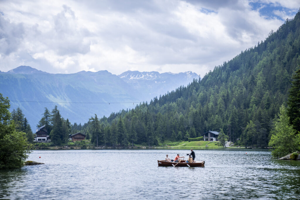 Le lac de Champex entouré de forêts et de sommets alpins.