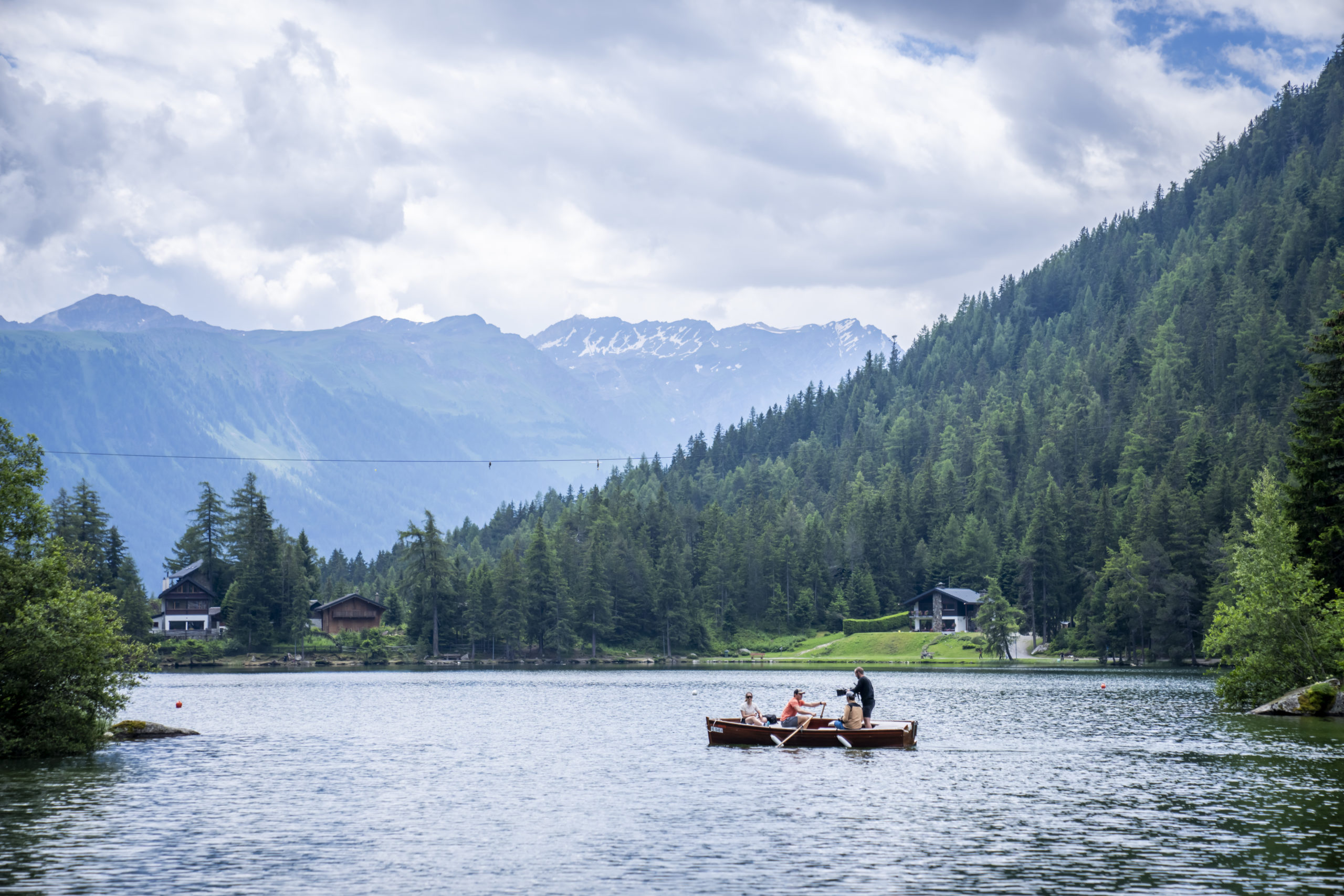 Le lac de Champex entouré de forêts et de sommets alpins.