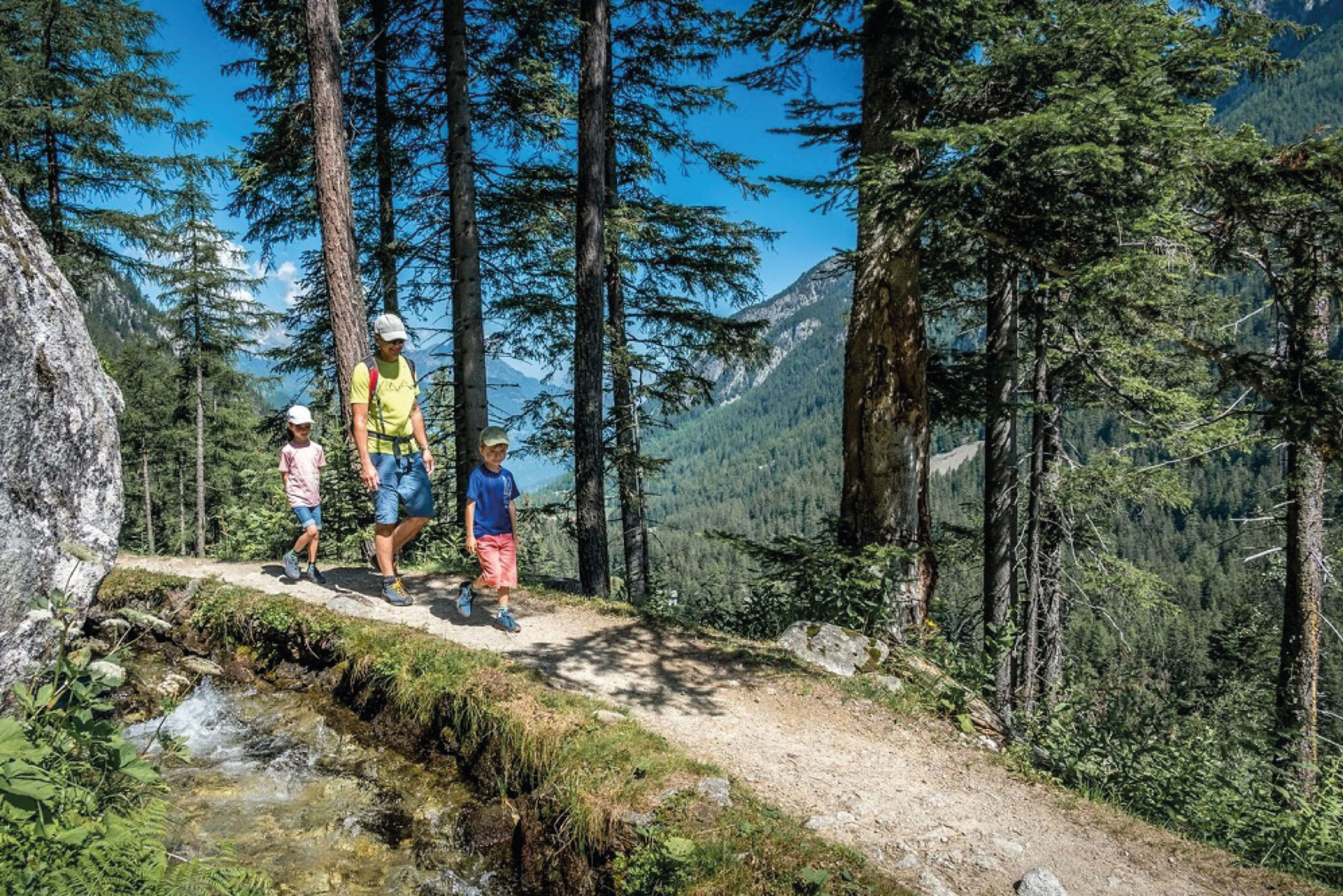 Sentier forestier longeant le bisse de Champex-Lac.