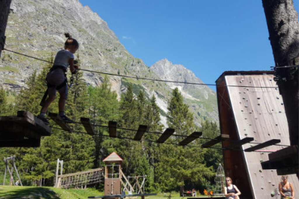Parcours d’accrobranche du sentier suspendu de La Fouly, entre les arbres.