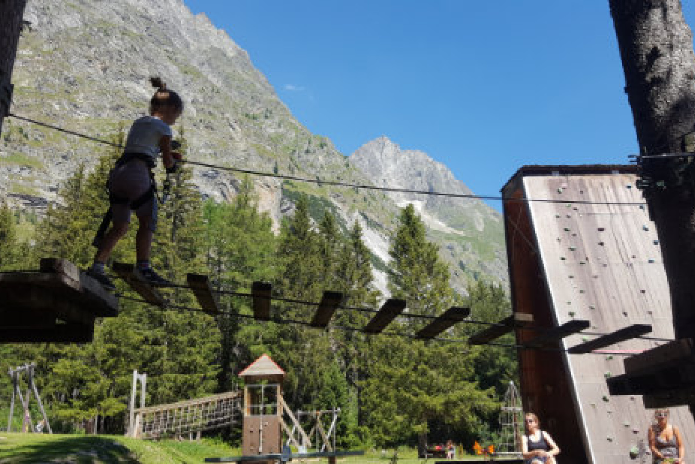 Parcours d’accrobranche du sentier suspendu de La Fouly, entre les arbres.