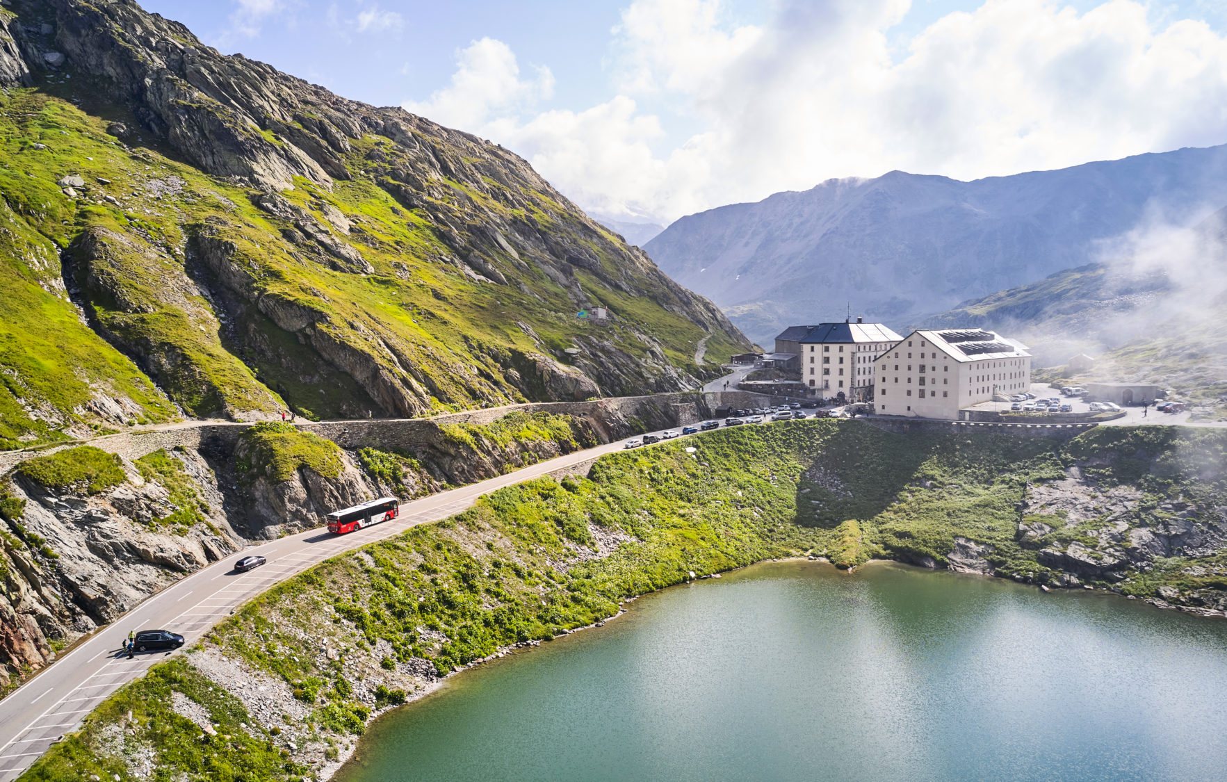 Bus TMR sur la route du col du Grand-Saint-Bernard