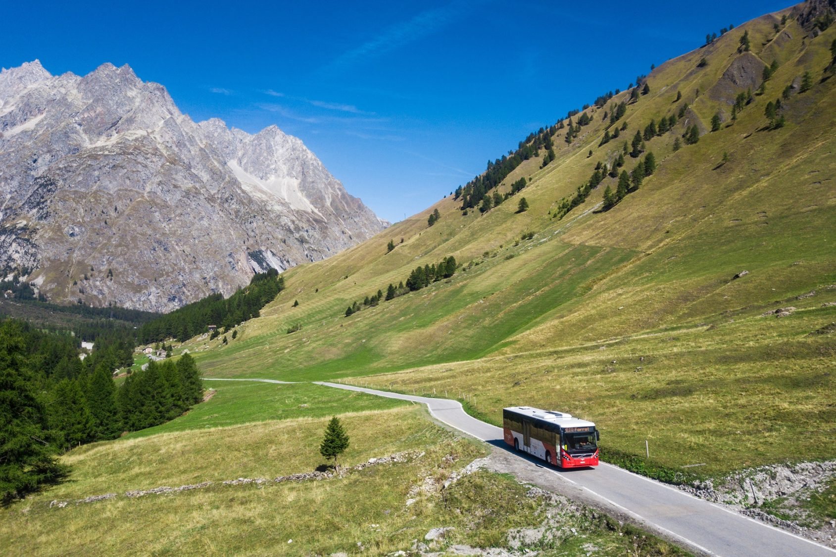 Bus TMR en direction de Ferret dans le Val Ferret