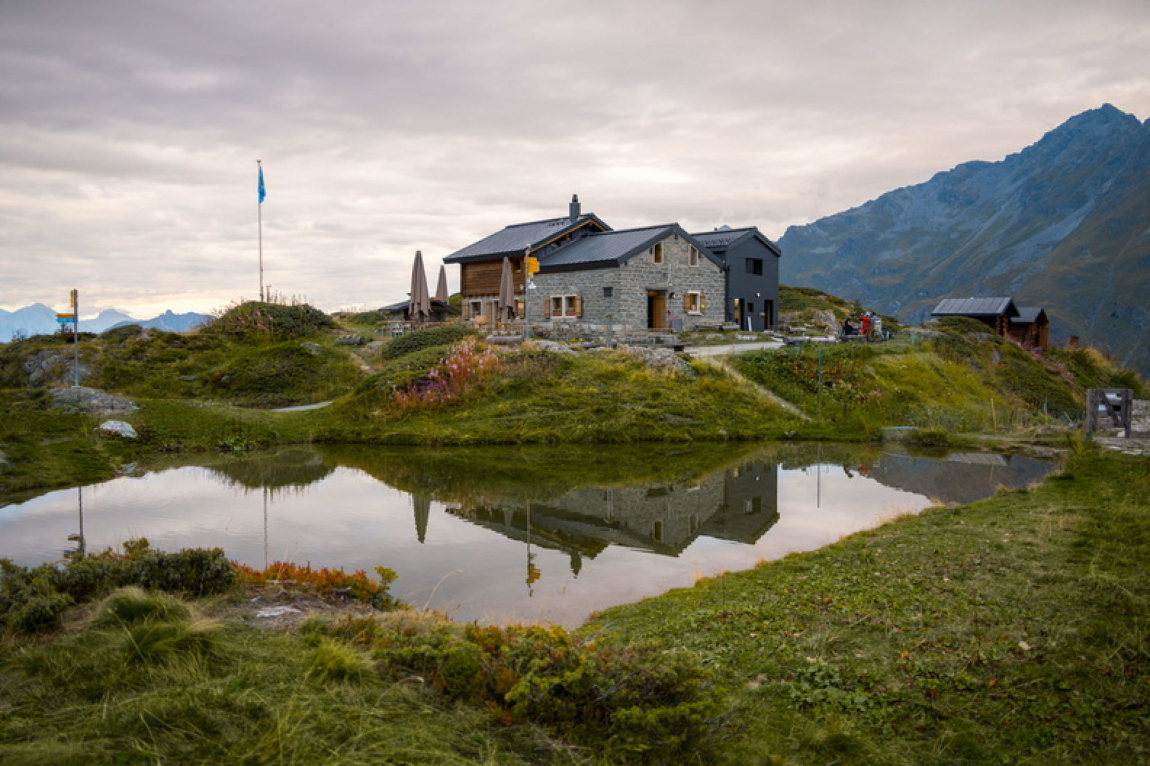 La Cabane Brunet et sa terrasse face aux sommets du massif des Combins.