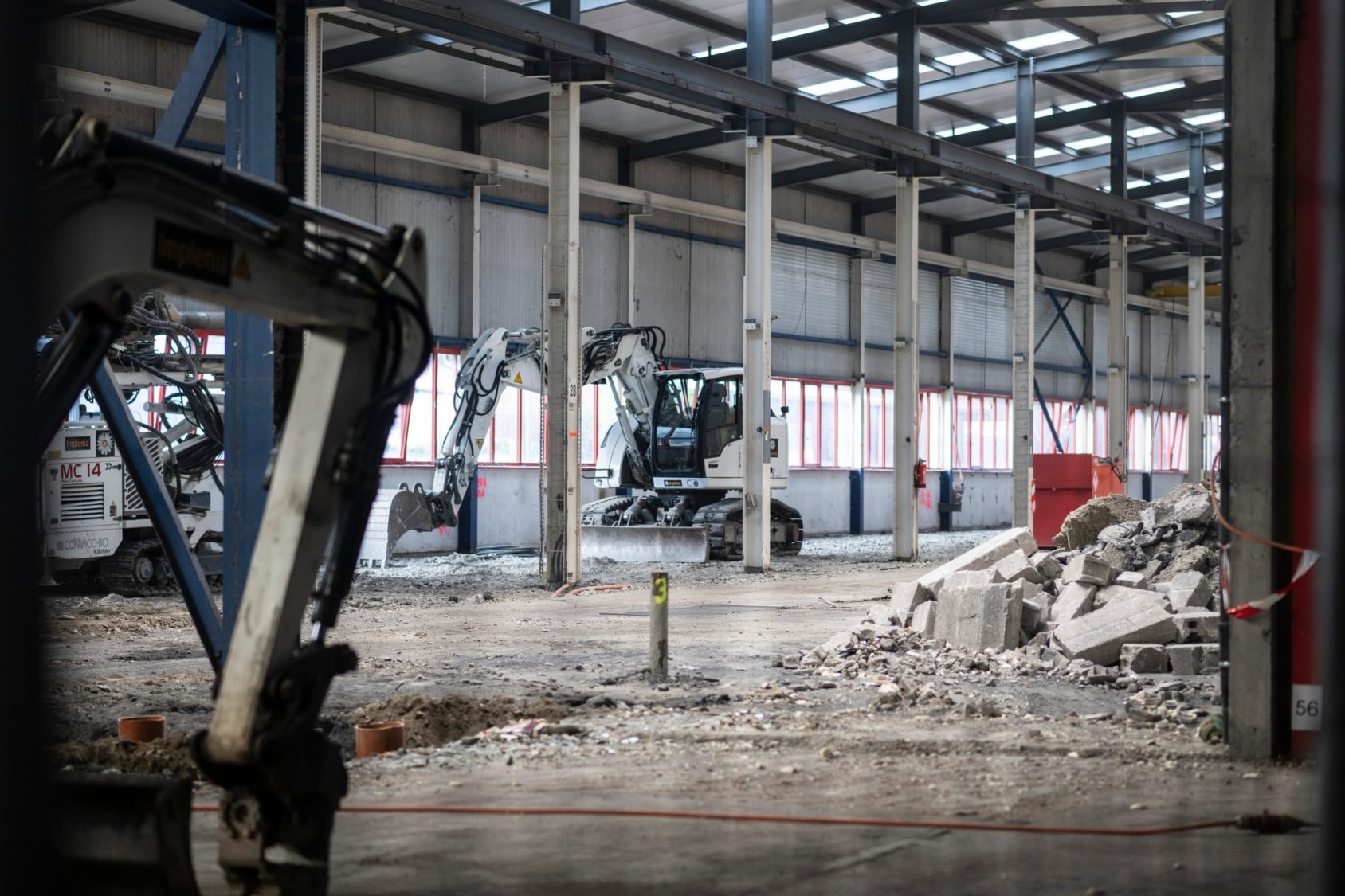 Baumaschinen im Innern der umgebauten Halle Catogne