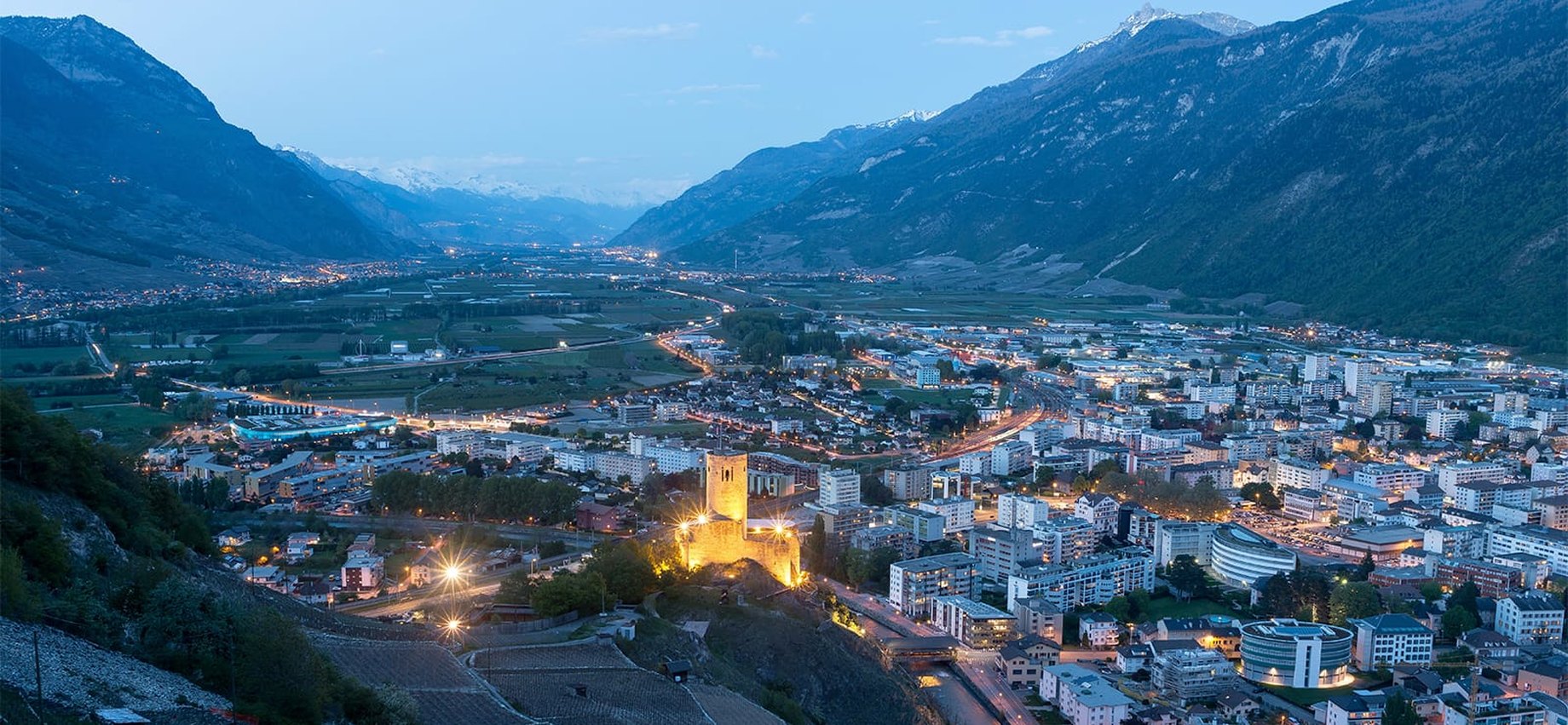 Vue aerienne de Martigny au crepuscule