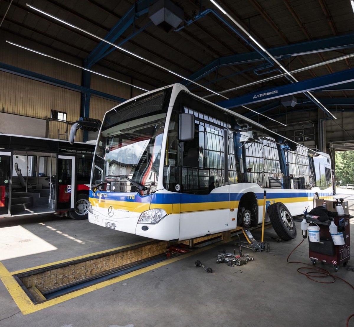 Bus TMR en révision dans l’atelier de maintenance