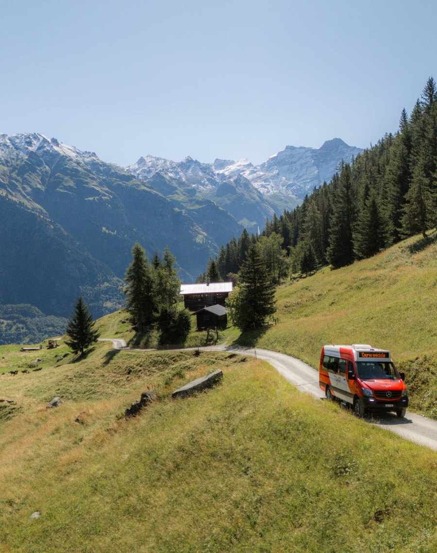 Bus TMR sur la route de montagne vers Verbier